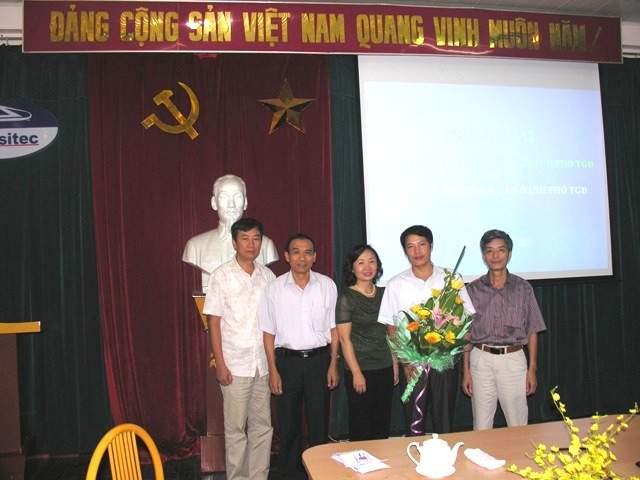 Ông Phạm Văn Hạnh chụp ảnh lưu niệm với BTV công đoàn công ty