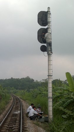 Kiểm tra, điều chỉnh điện áp thắp đèn cột tín hiệu vào ga Của phòng KTAT và giám đốc XN TTTHĐ Vĩnh Phú tại ga Đoan Thượng