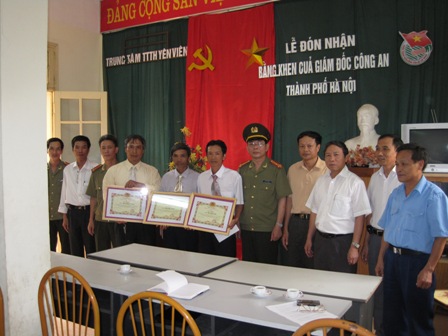 Trao phần thưởng của CATP Hà Nội cho đội bảo vệ công ty