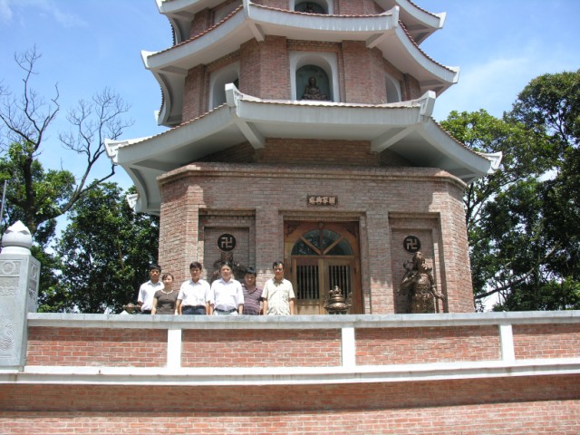 Chụp ảnh lưu niệm tại tháp Báo Thiên