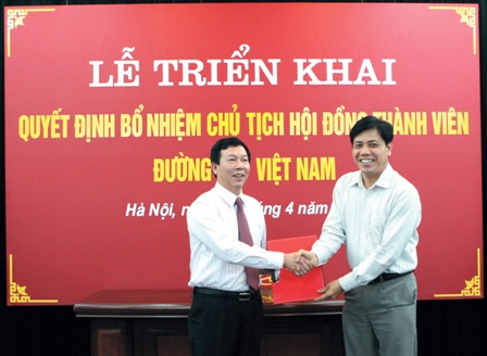 Thứ trưởng Nguyễn Ngọc Đông trao quyết định cho ông Trần Ngọc Thành